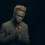 Moses Sangare canta Scusa nella feat con Izi