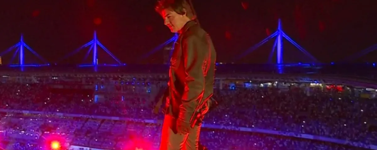 Tom Cruise si è lanciato dal tetto dello Stade de France