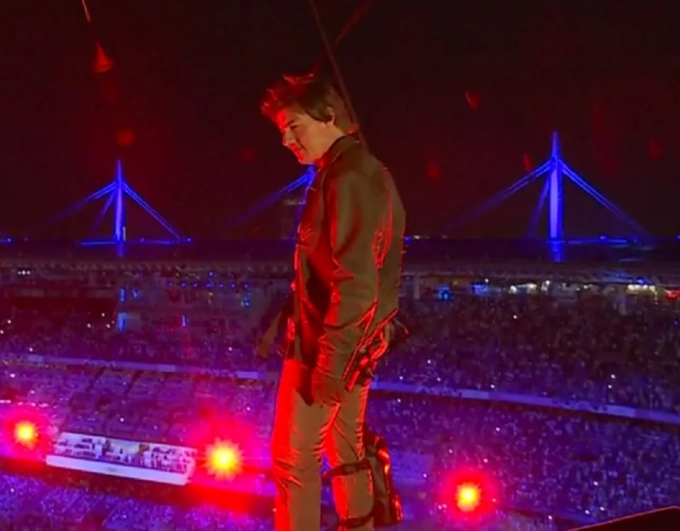 Tom Cruise si è lanciato dal tetto dello Stade de France