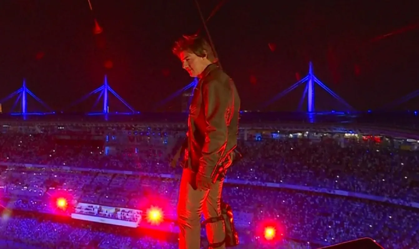 Tom Cruise si è lanciato dal tetto dello Stade de France