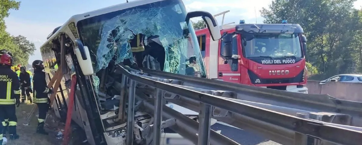 Tragico incidente sull'A1, pullman si schianta contro guardrail