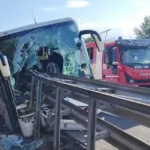 Tragico incidente sull'A1, pullman si schianta contro guardrail