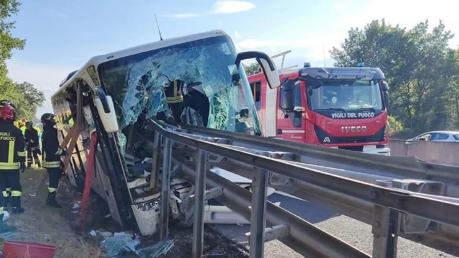 Tragico incidente sull'A1, pullman si schianta contro guardrail