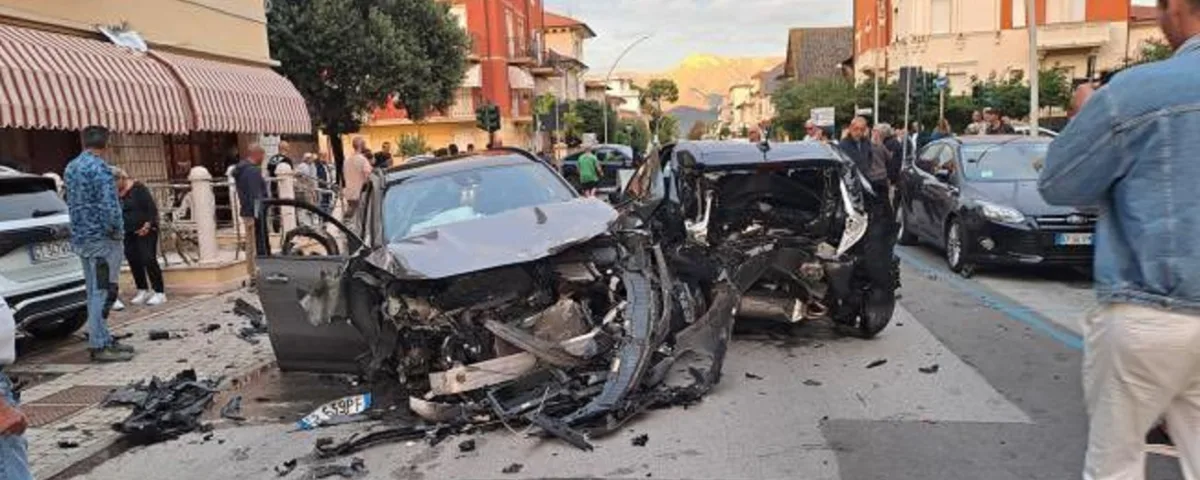 Due ragazze sono morte nella folle corse di una Mercedes guidata da una 44enne