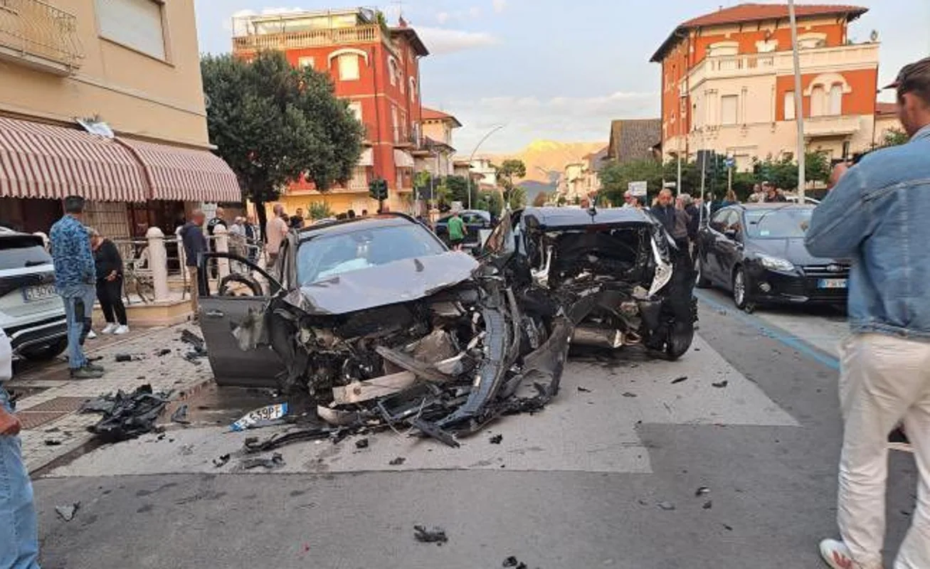 Due ragazze sono morte nella folle corse di una Mercedes guidata da una 44enne