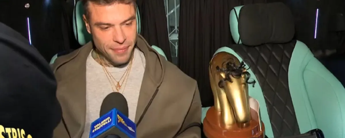 Fedez con il tapiro d'oro personalizzato con i riccioli di Tony Effe