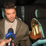 Fedez con il tapiro d'oro personalizzato con i riccioli di Tony Effe