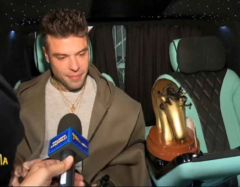 Fedez con il tapiro d'oro personalizzato con i riccioli di Tony Effe