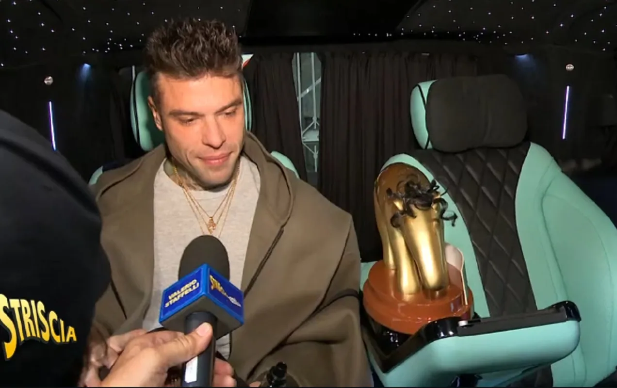 Fedez con il tapiro d'oro personalizzato con i riccioli di Tony Effe