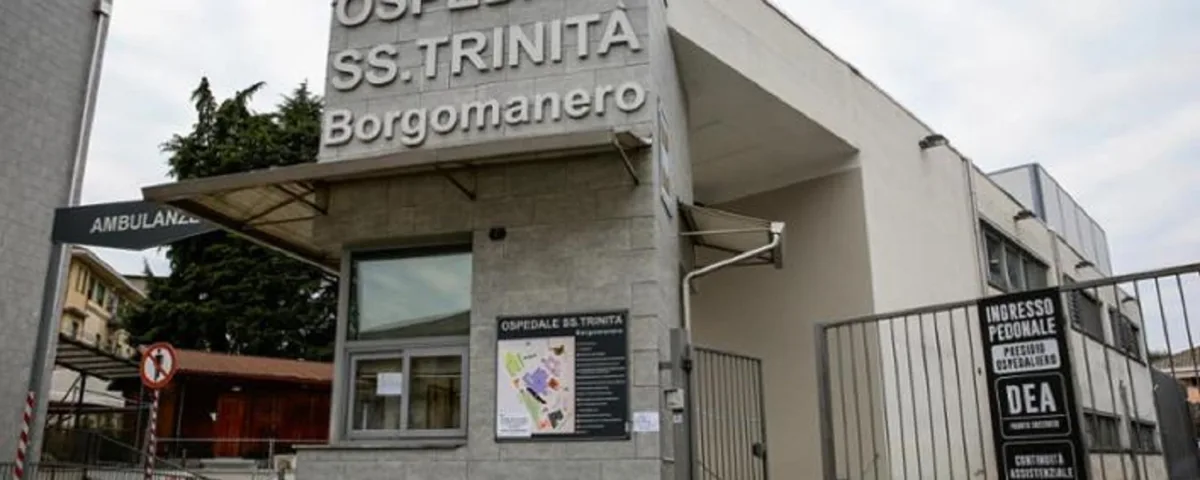 La donna è stata ricoverata all'ospedale di Borgomanero