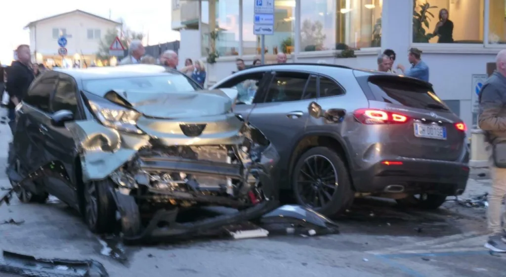 Le auto dopo lo schianto a Lido di Camaiore