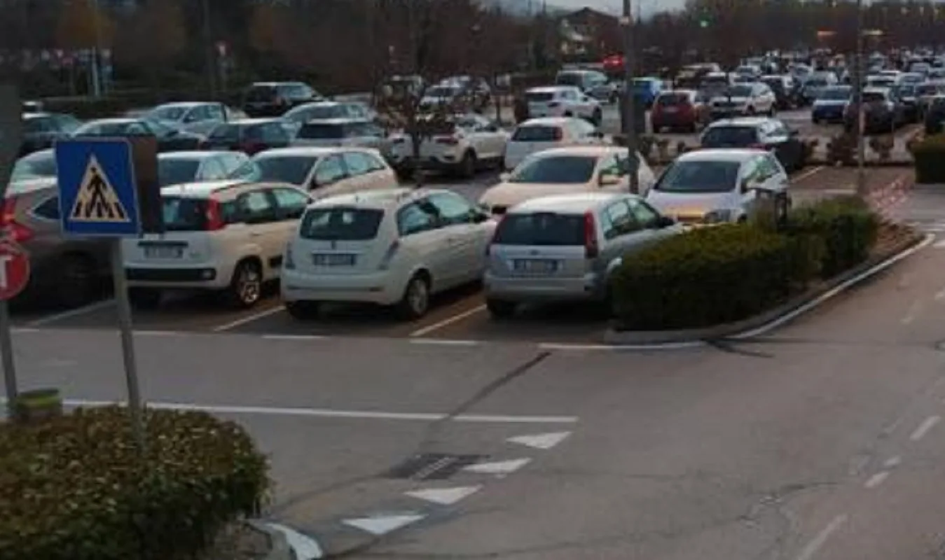 L'inseguimento dopo la lite all'uscita del parcheggio del centro commerciale di Corridonia