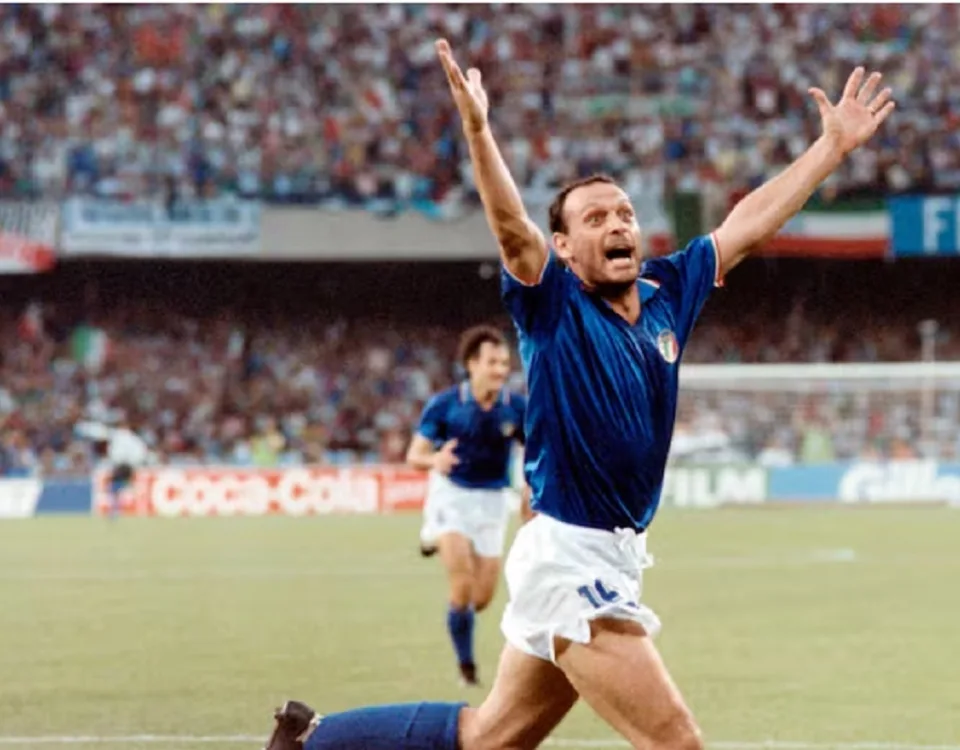 Totò Schillaci esulta dopo un gol a Italia 90