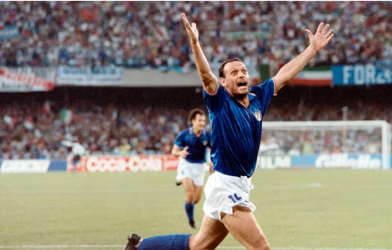 Totò Schillaci esulta dopo un gol a Italia 90