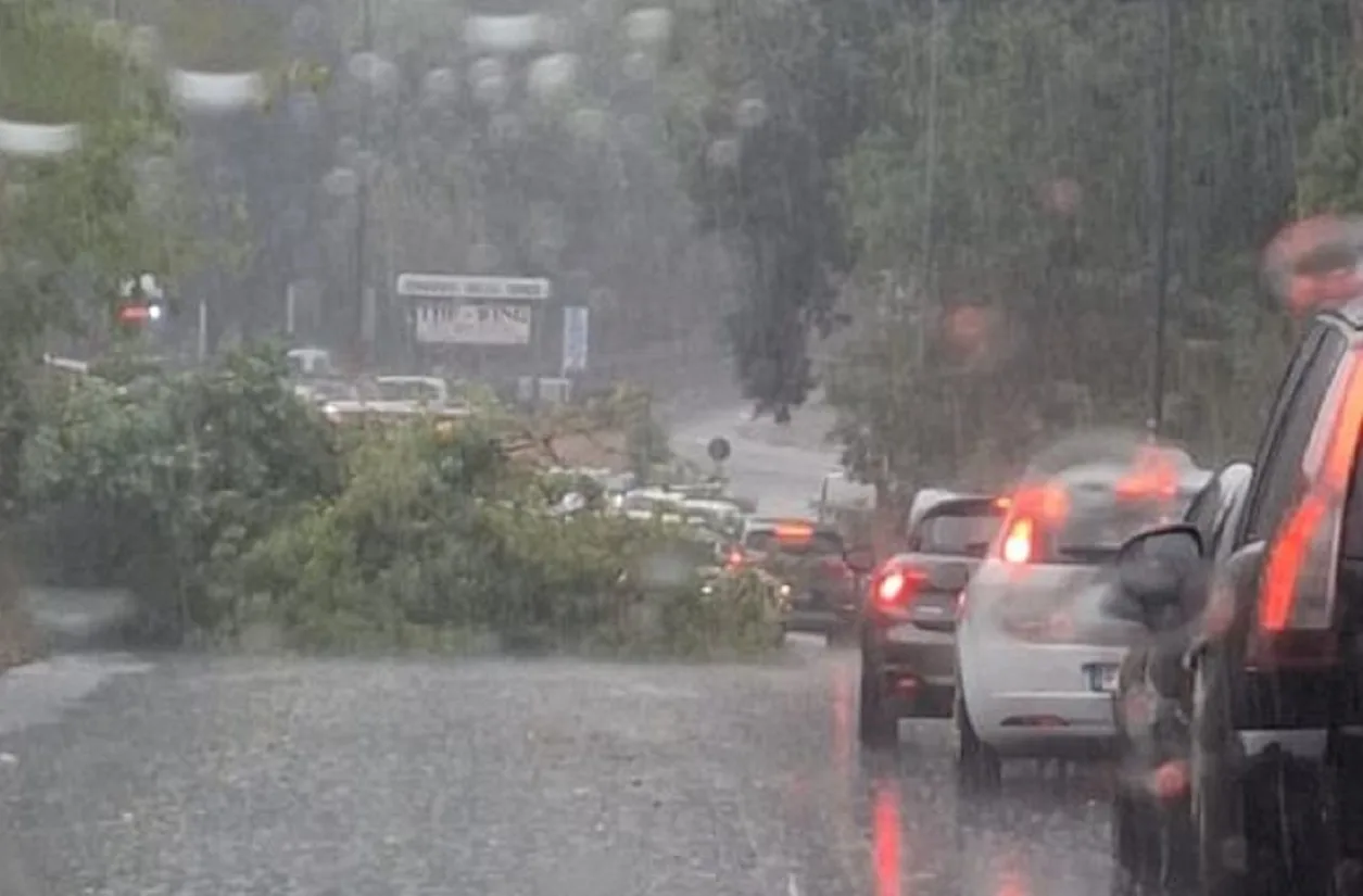 Una bomba d'acqua si è abbattuta su Roma, danni e disagi