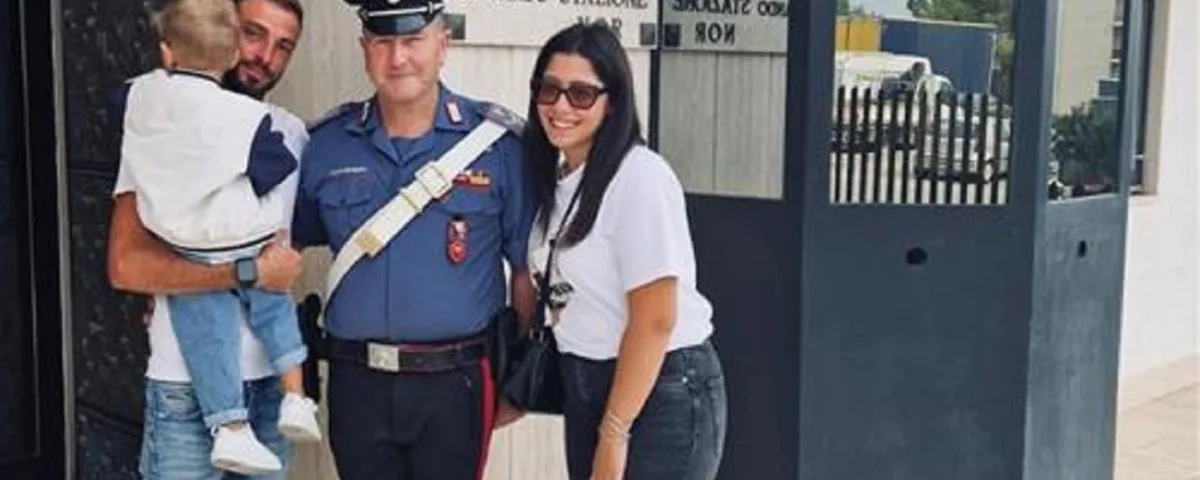 I genitori del bambino con il carabiniere che ha salvato il piccolo