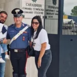 I genitori del bambino con il carabiniere che ha salvato il piccolo