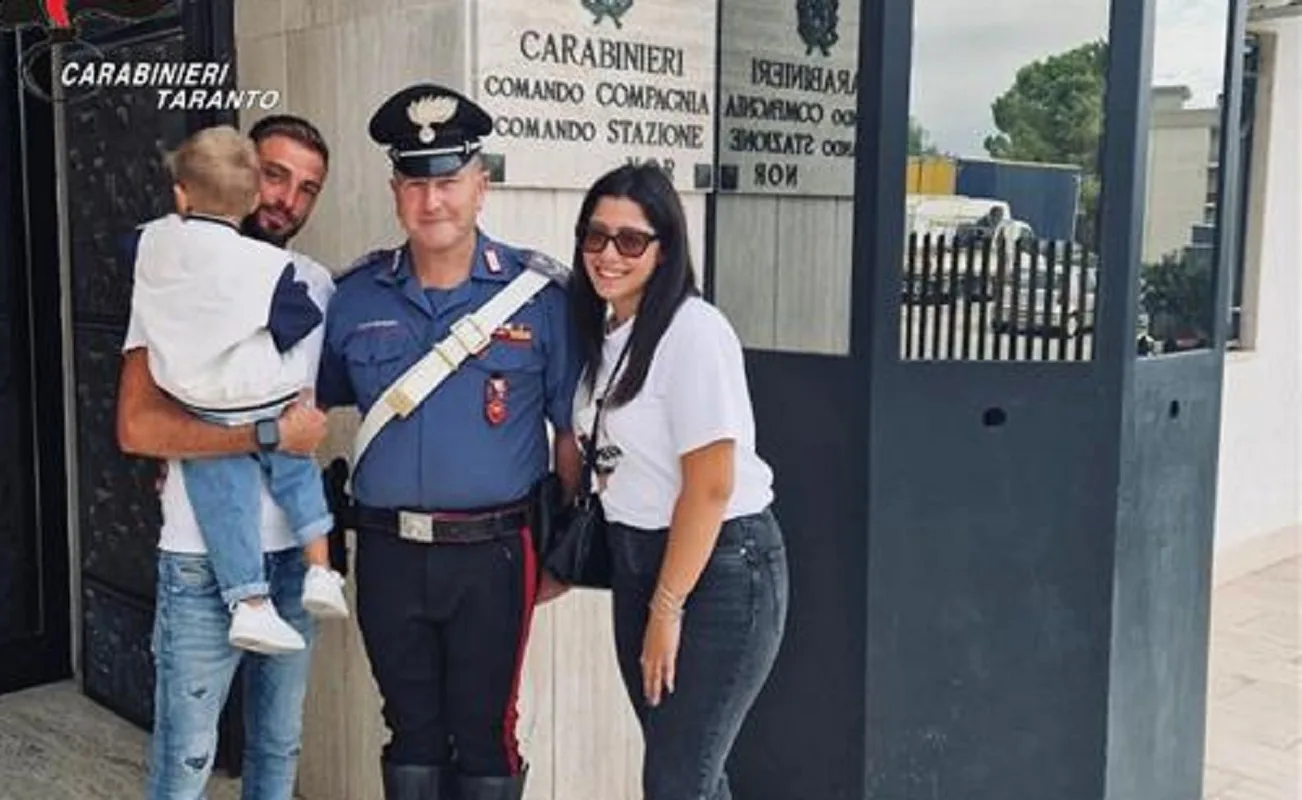 I genitori del bambino con il carabiniere che ha salvato il piccolo