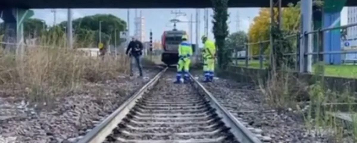 I sopralluoghi e sullo sfondo il treno merci dopo l'investimento a Padova