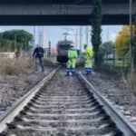 I sopralluoghi e sullo sfondo il treno merci dopo l'investimento a Padova