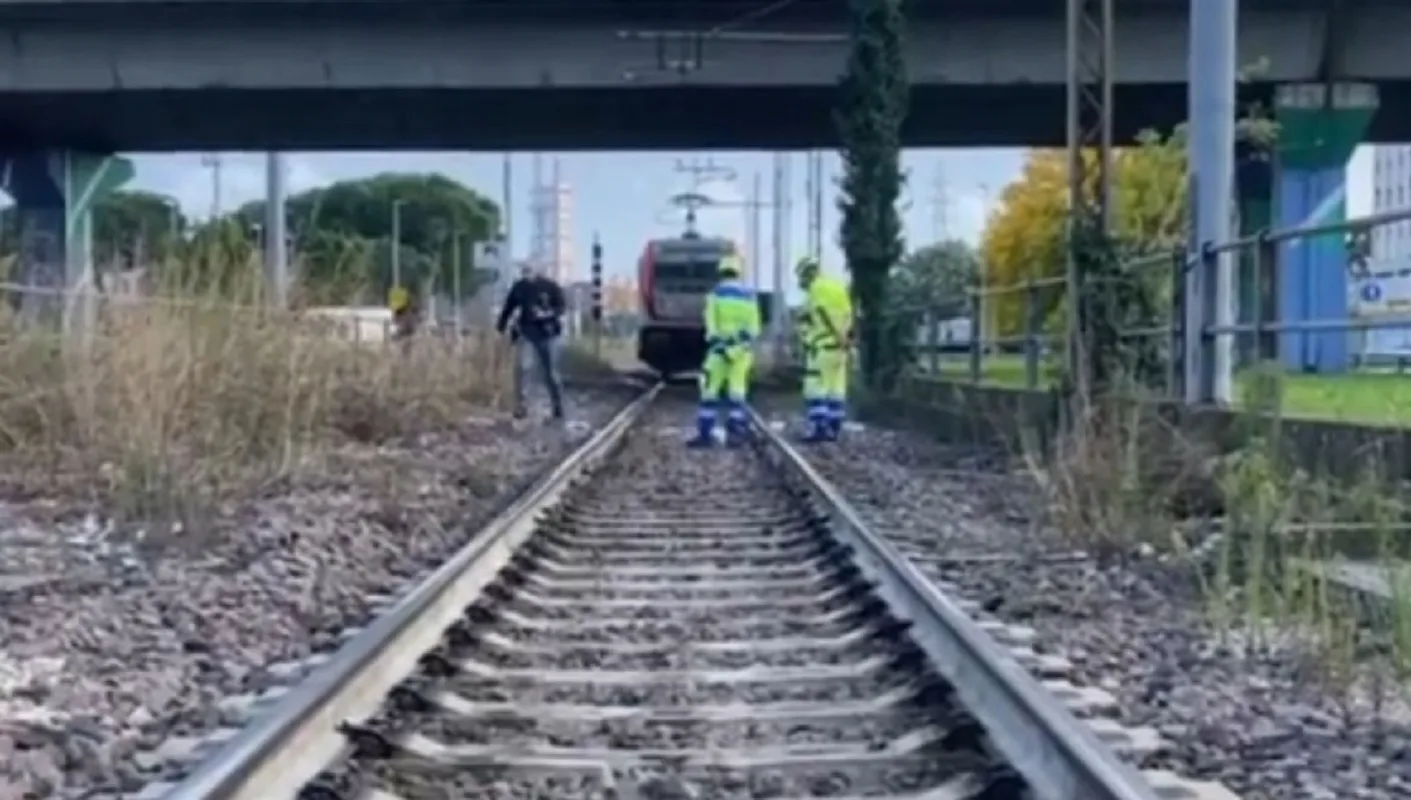 I sopralluoghi e sullo sfondo il treno merci dopo l'investimento a Padova