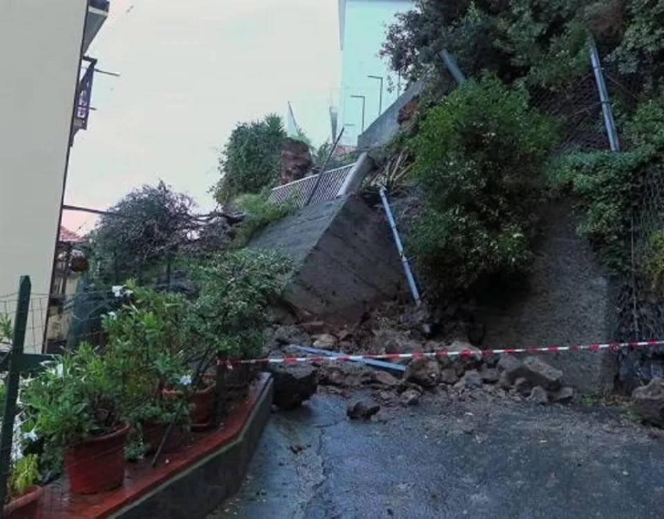 Il maltempo imperversa in Liguria, danni e paura nel Savonese