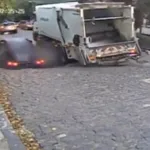 Il momento del crollo della strada a Bucarest