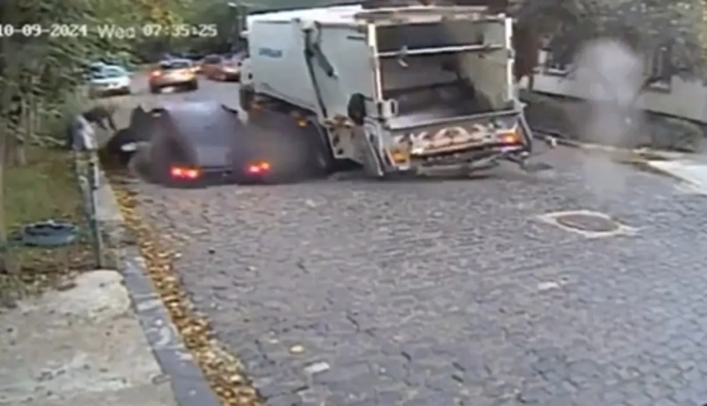 Il momento del crollo della strada a Bucarest