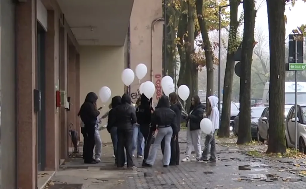 Le amiche della tredicenne morta dopo un volo di otto metri