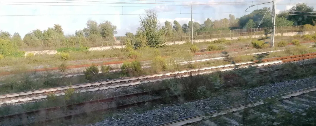 Persone non autorizzate sui binari a Villa Literno, treno costretto a fermarsi