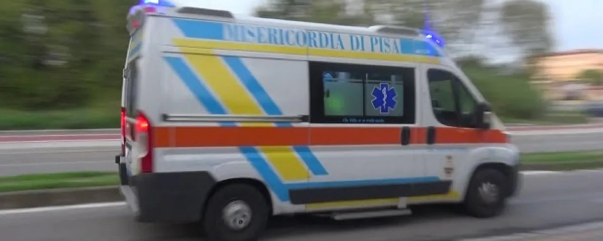 Scontro tra ambulanza e furgone nel pisano, morta la donna ferita all'arrivo in ospedale