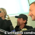 Staffelli intercetta Noemi Bocchi e Francesco Totti per la consegna del tapiro