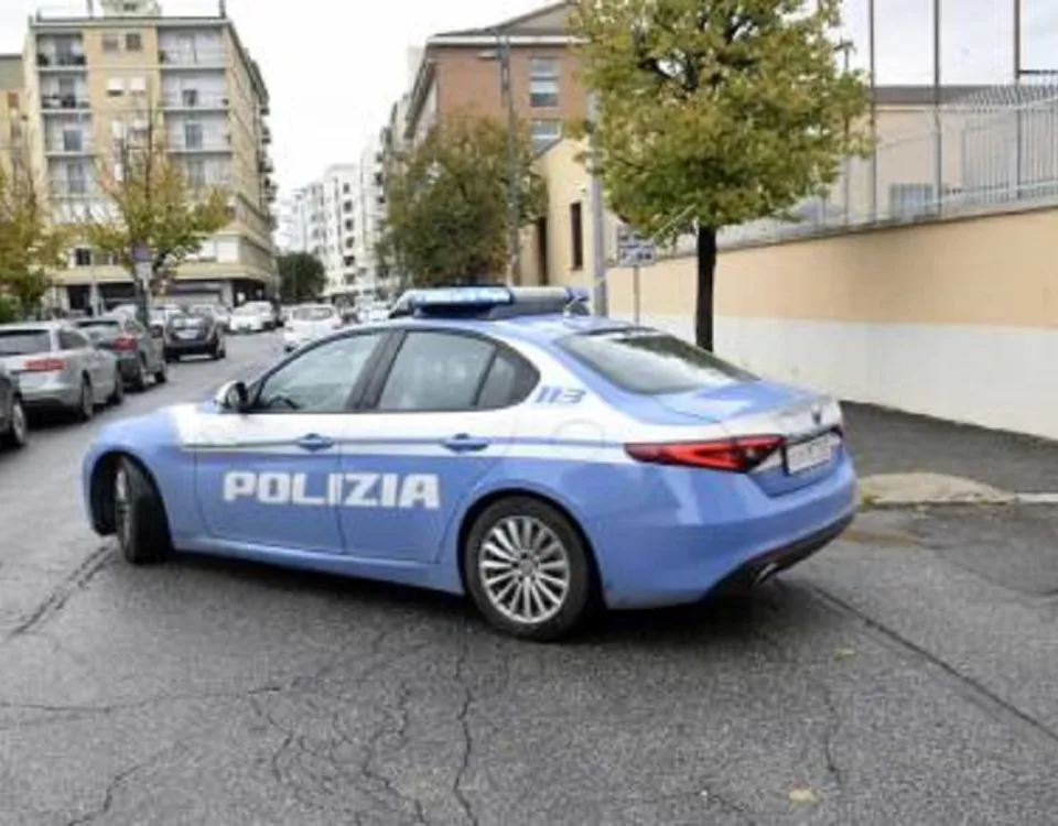 Sul posto gli agenti delle volanti della polizia di Latina