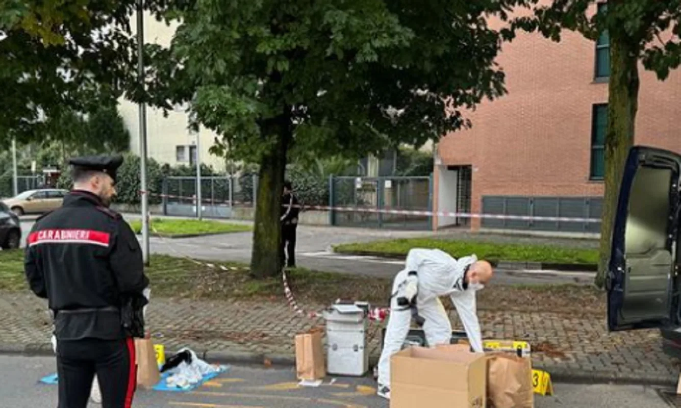 Trentunenne accoltellato e ucciso in strada a Rozzano