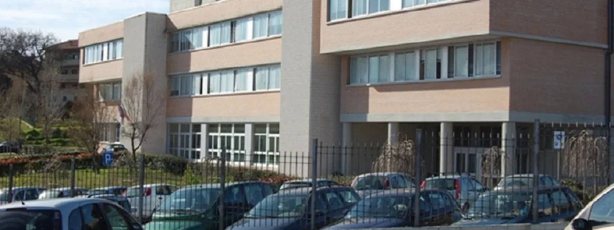 La 15enne è precipitata dal secondo piano del Liceo a Recanati