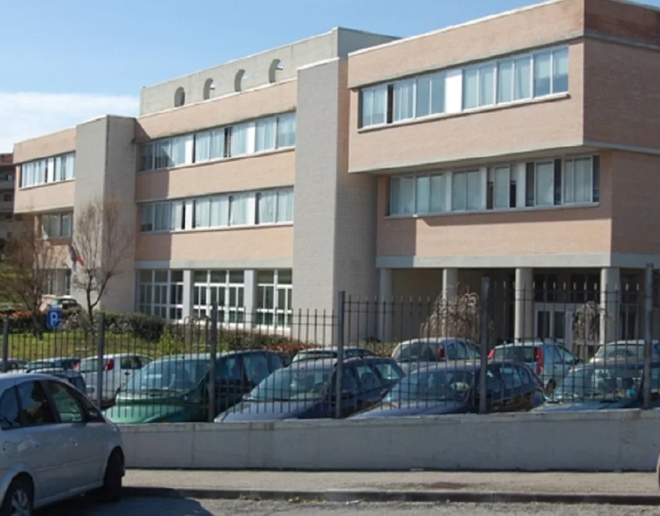 La 15enne è precipitata dal secondo piano del Liceo a Recanati