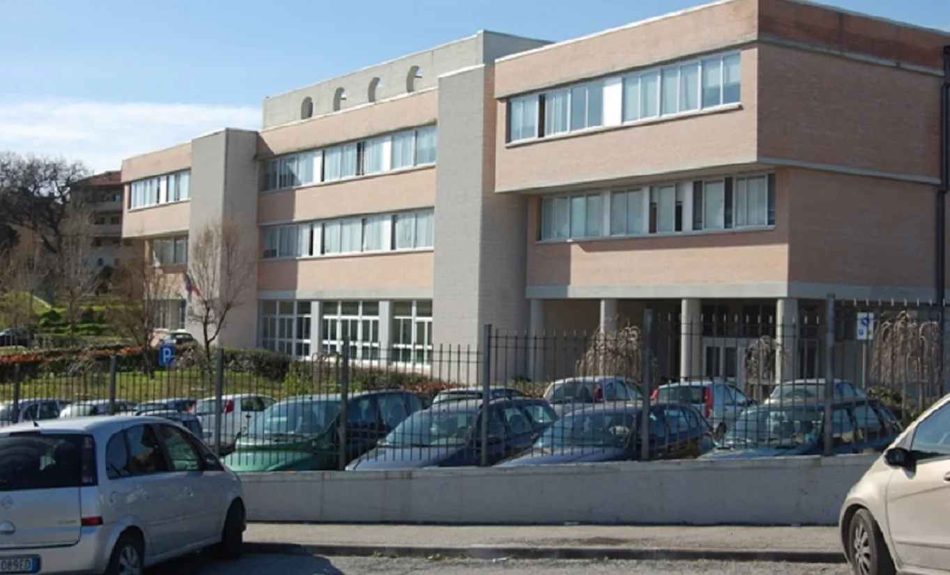 La 15enne è precipitata dal secondo piano del Liceo a Recanati