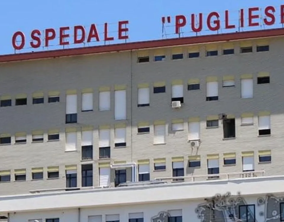 La donna si è lanciata dalla finestra dell'ospedale di Catanzaro