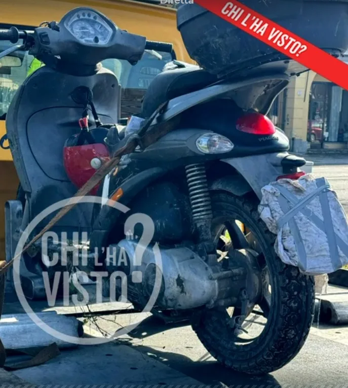 Lo scooter di Gino Panaiia recuperato vicino al Naviglio