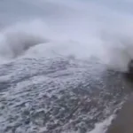 Paura a Camogli per una donna travolta dalle onde