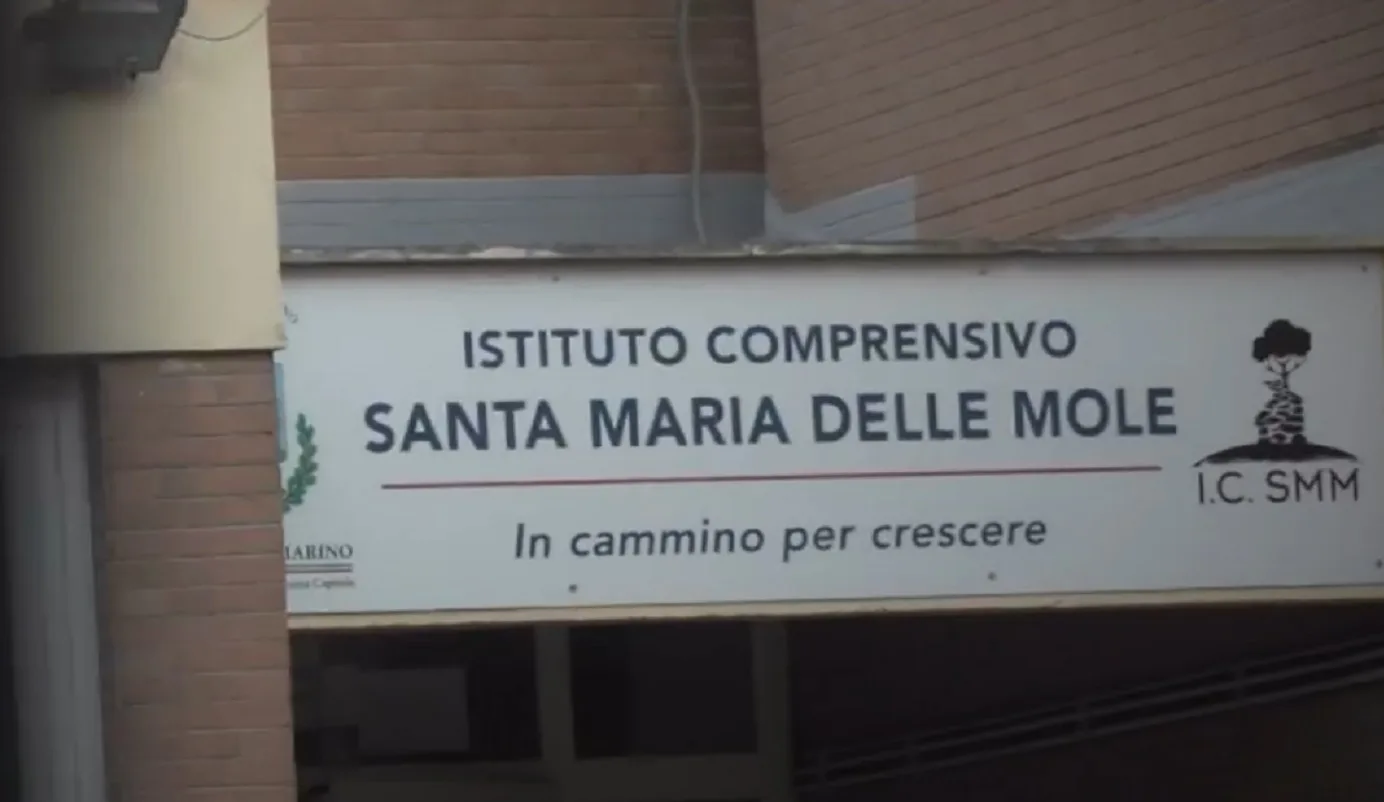 Ragazzino accoltella da coetanea per un compito in classe