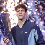 Sinner con il trofeo delle Atp Finals