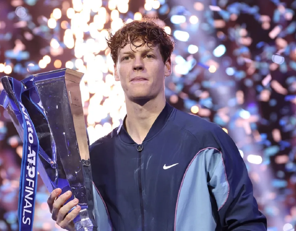 Sinner con il trofeo delle Atp Finals