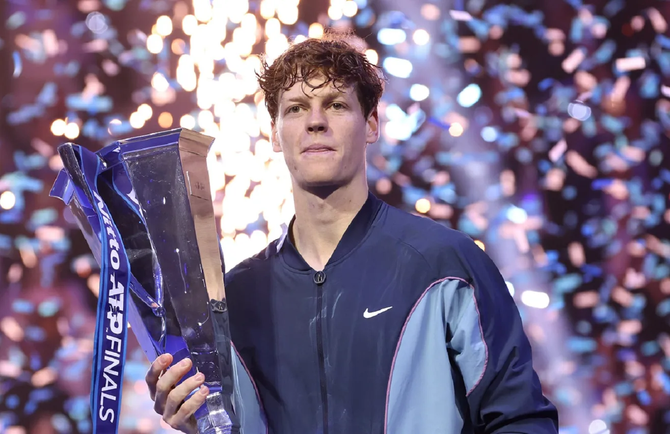 Sinner con il trofeo delle Atp Finals