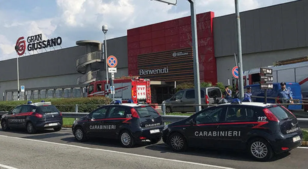 Accoltellamento davanti al centro commerciale a Giussano