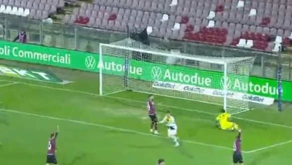 Adorante esulta dopo il gol