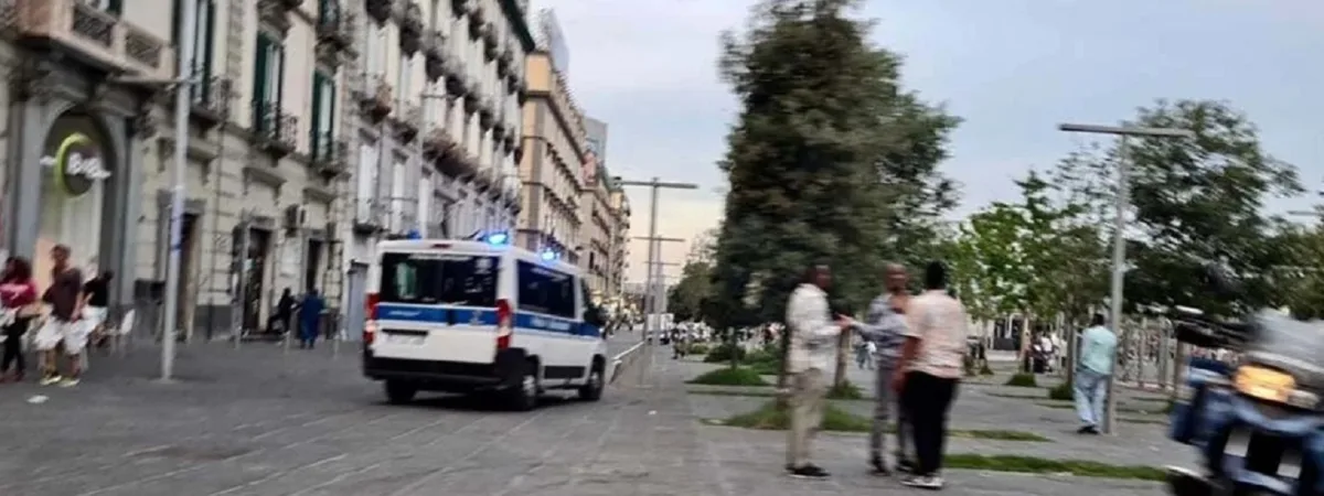 Donna colpista da una piastra caduta da un balcone a Napoli