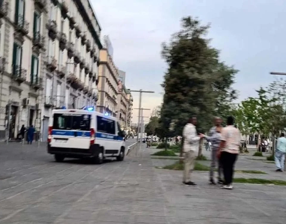 Donna colpista da una piastra caduta da un balcone a Napoli