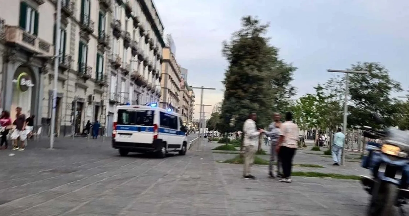 Donna colpista da una piastra caduta da un balcone a Napoli