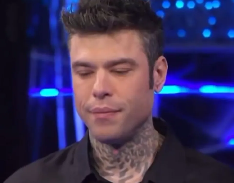 Fedez durante l'intervento a Sarà Sanremo